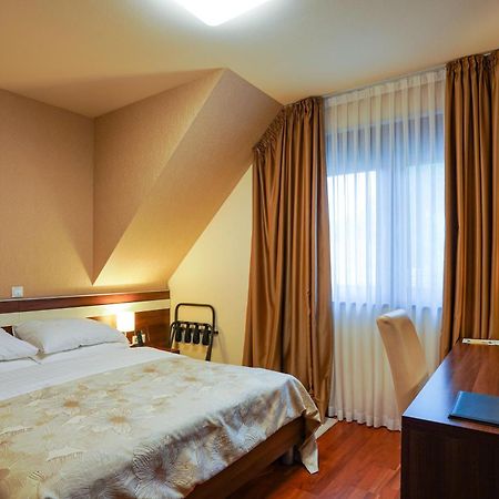 Hotel Degenija Селище Дрезницко Екстериор снимка