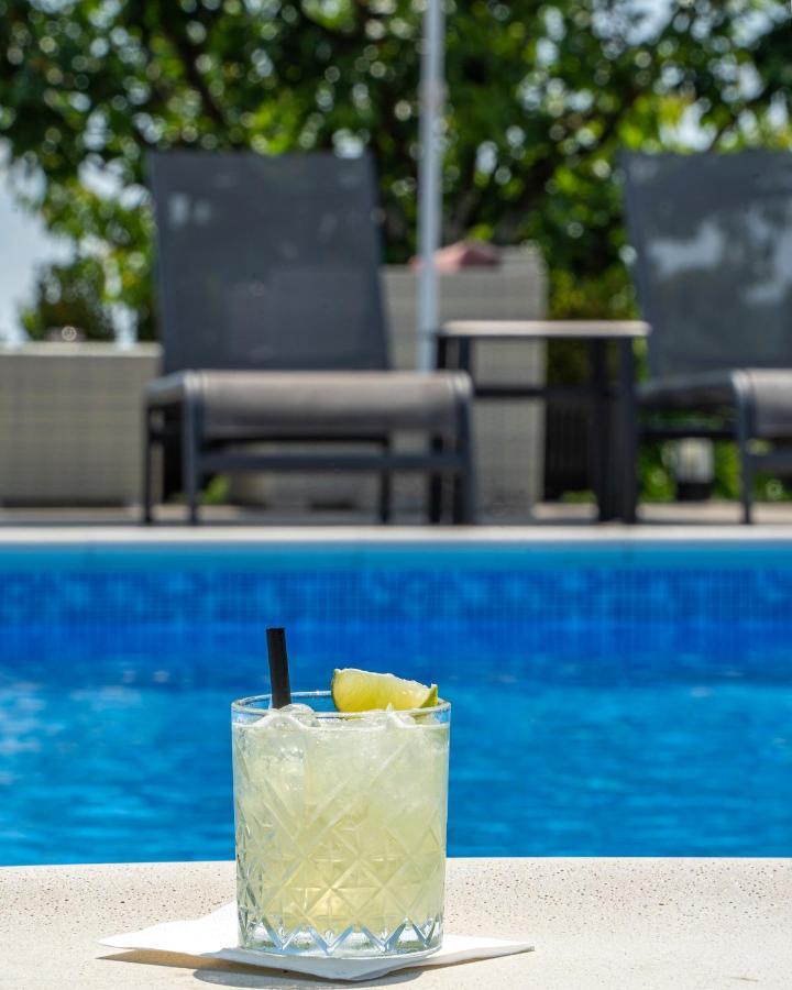 Hotel Degenija Селище Дрезницко Екстериор снимка