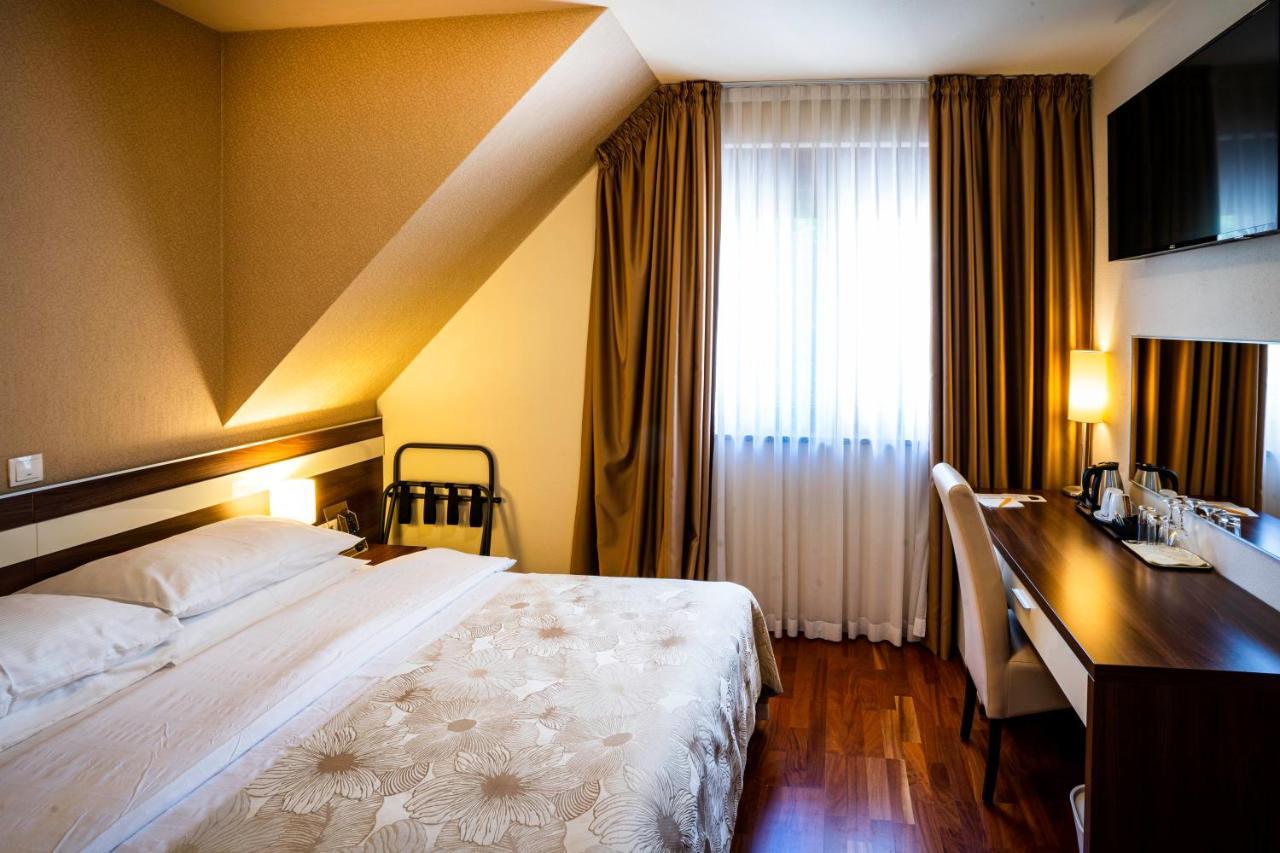 Hotel Degenija Селище Дрезницко Екстериор снимка