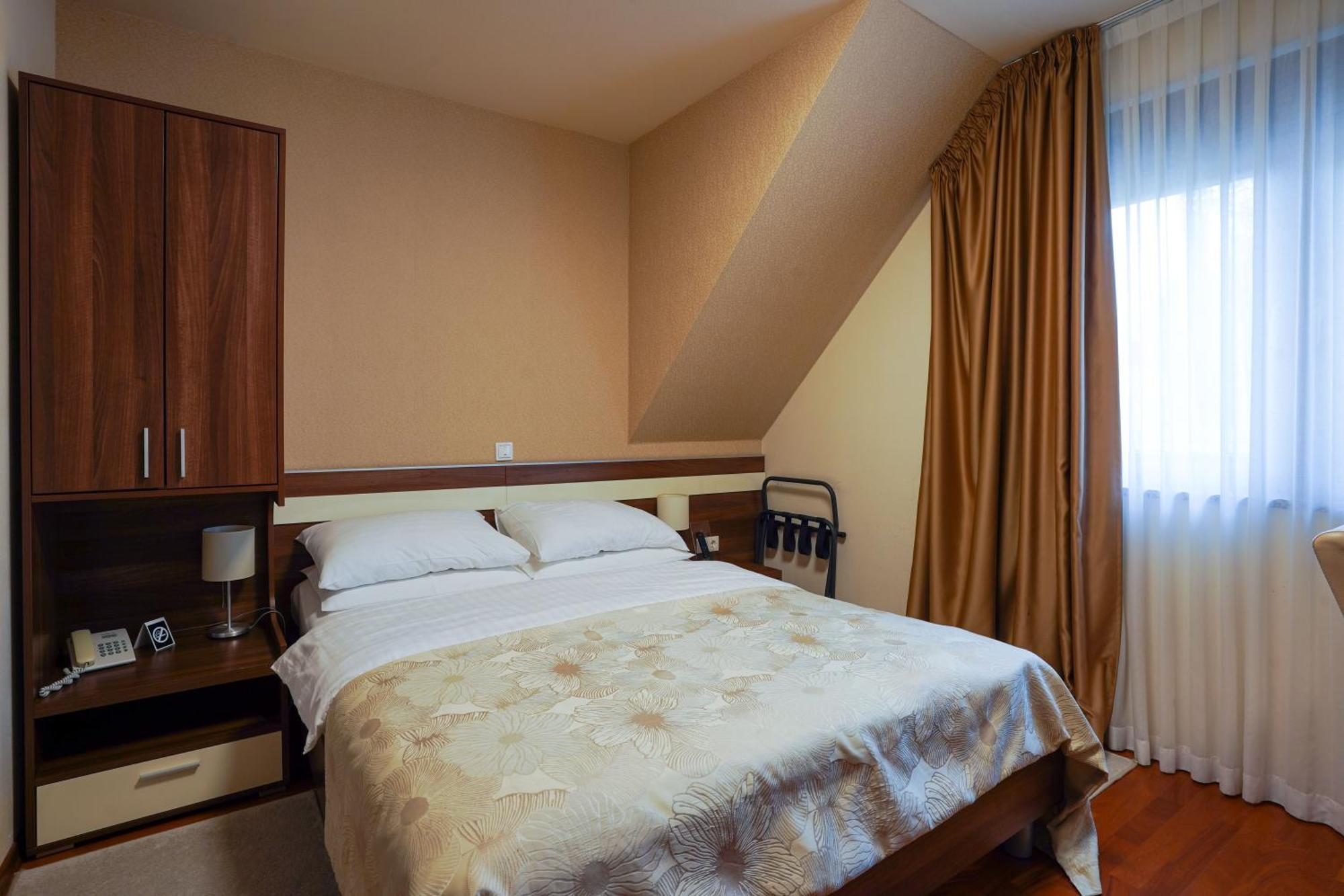 Hotel Degenija Селище Дрезницко Екстериор снимка