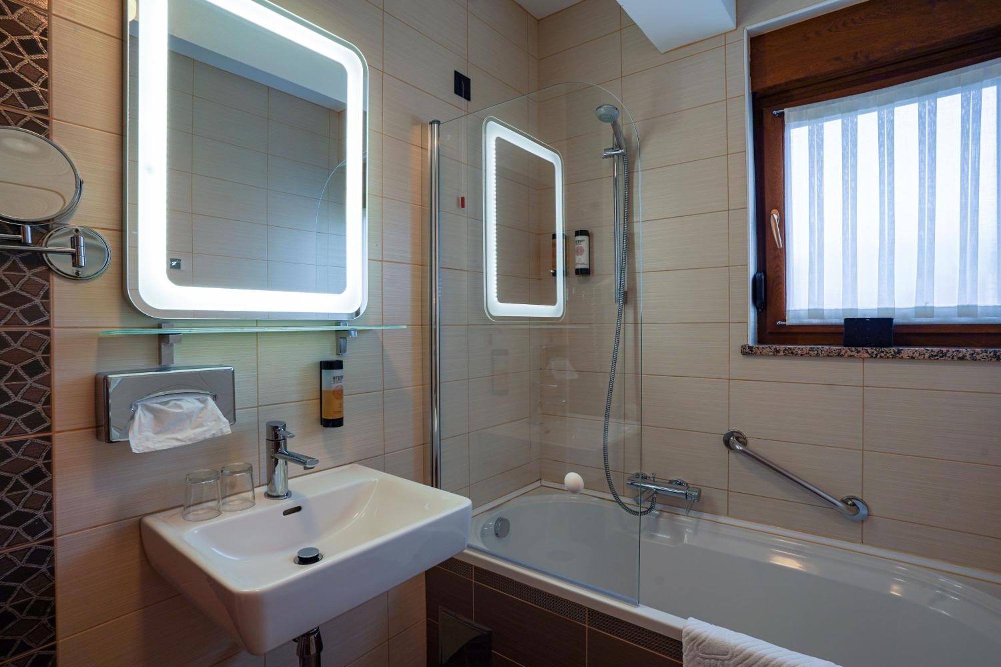 Hotel Degenija Селище Дрезницко Екстериор снимка