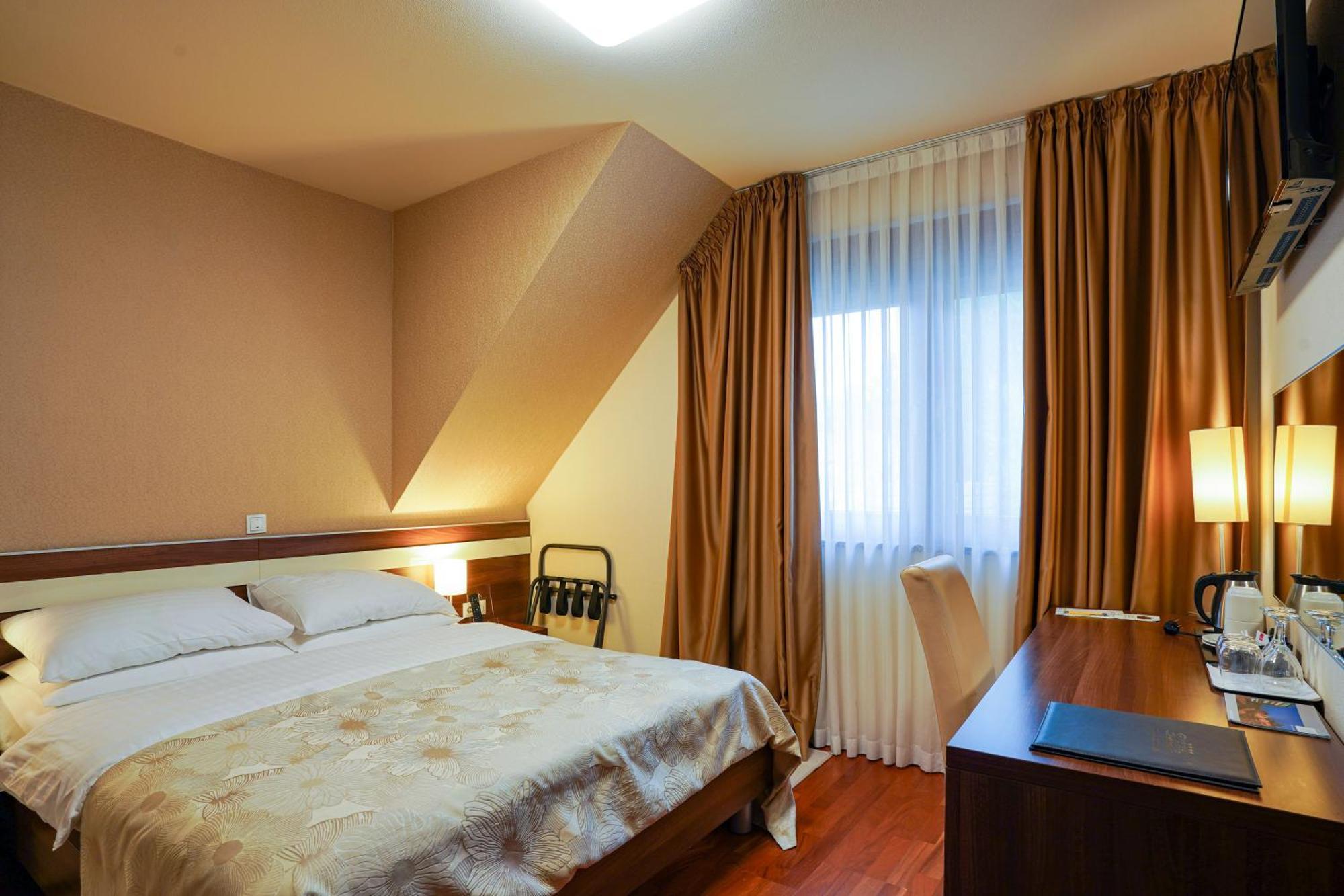 Hotel Degenija Селище Дрезницко Екстериор снимка