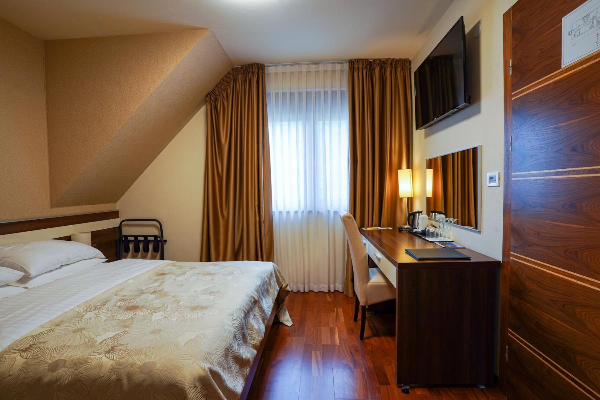 Hotel Degenija Селище Дрезницко Екстериор снимка