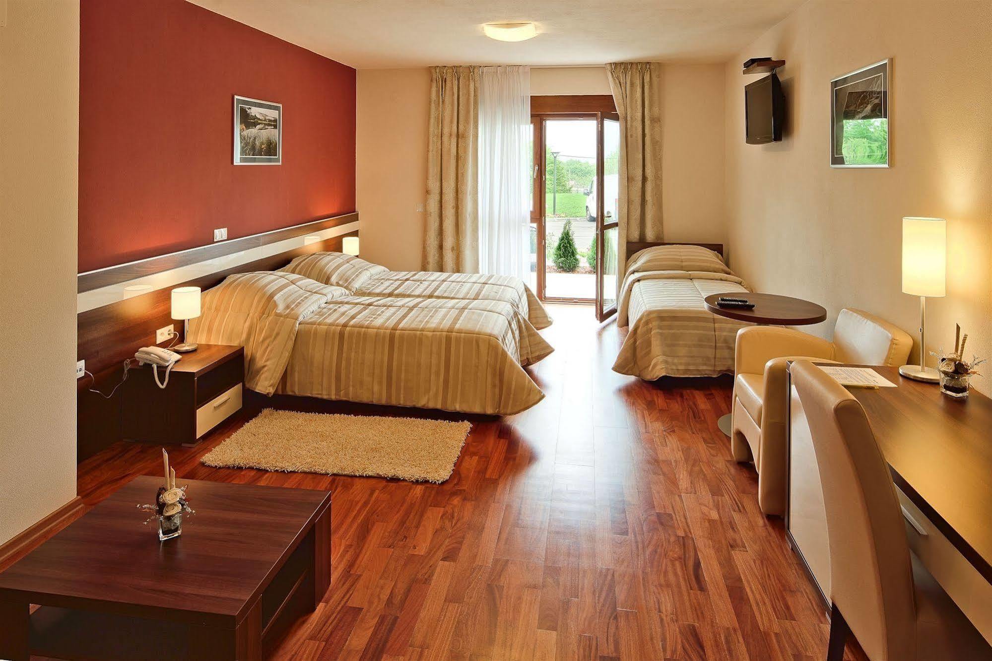Hotel Degenija Селище Дрезницко Екстериор снимка