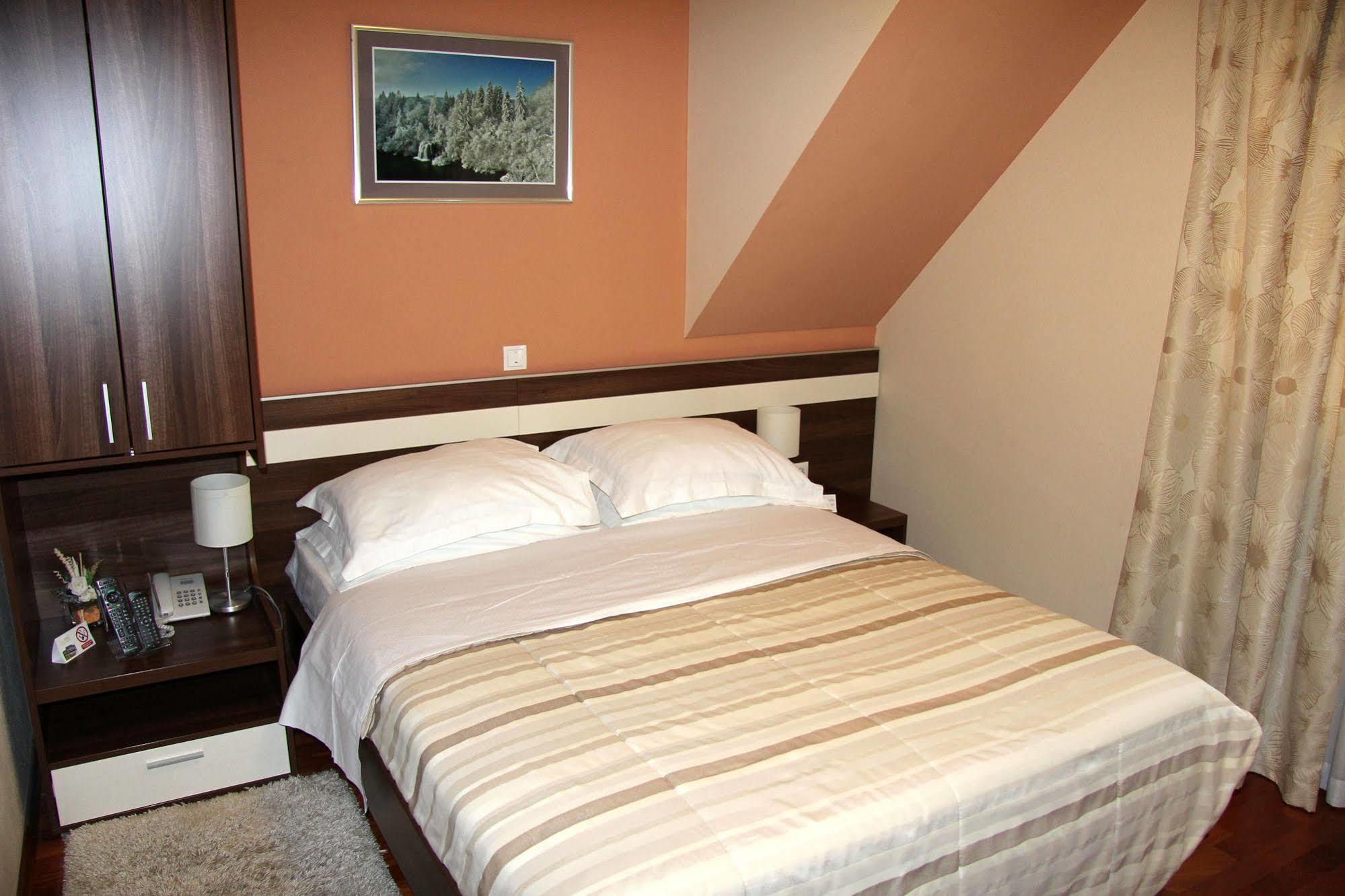 Hotel Degenija Селище Дрезницко Екстериор снимка