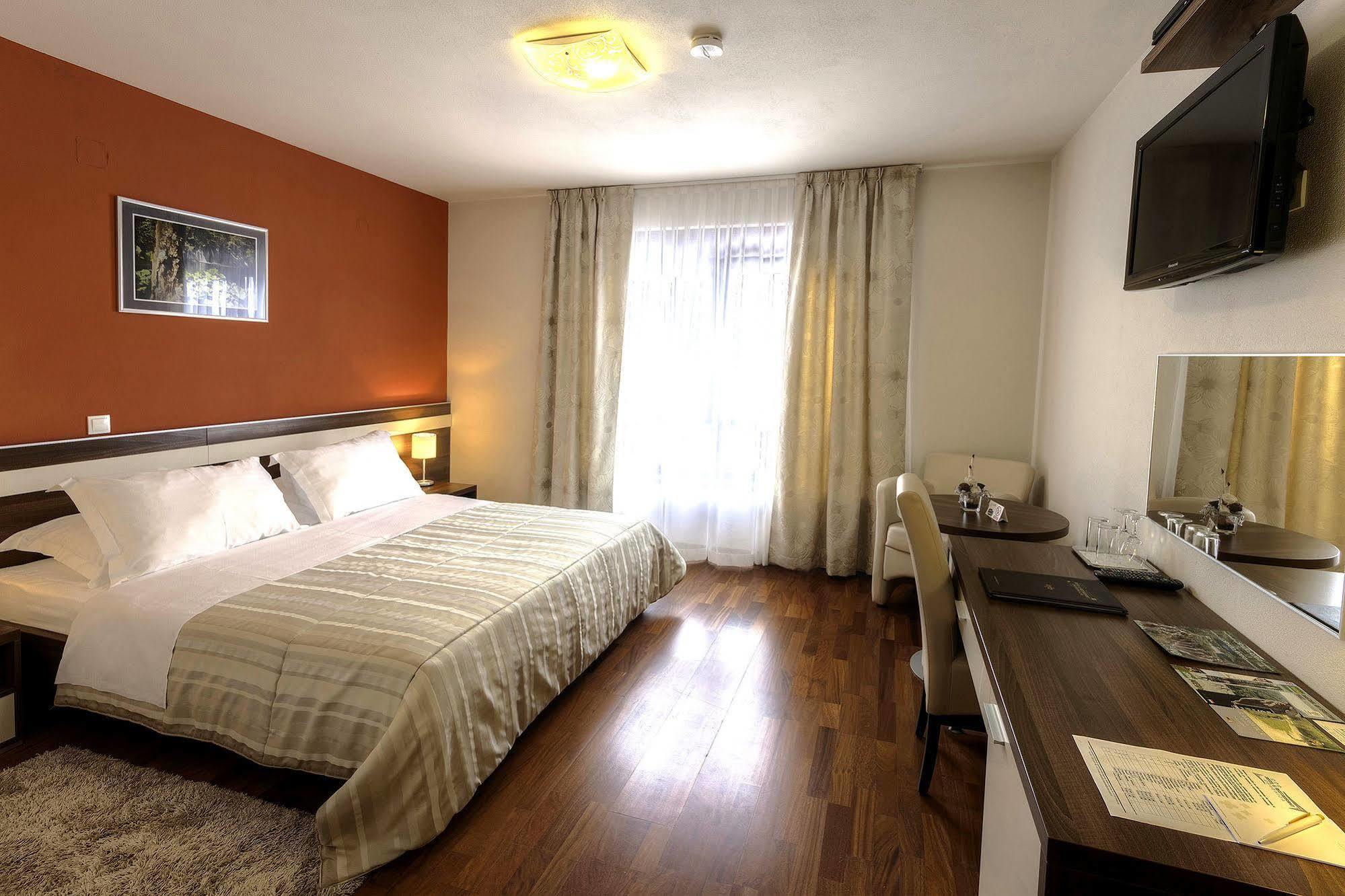 Hotel Degenija Селище Дрезницко Екстериор снимка