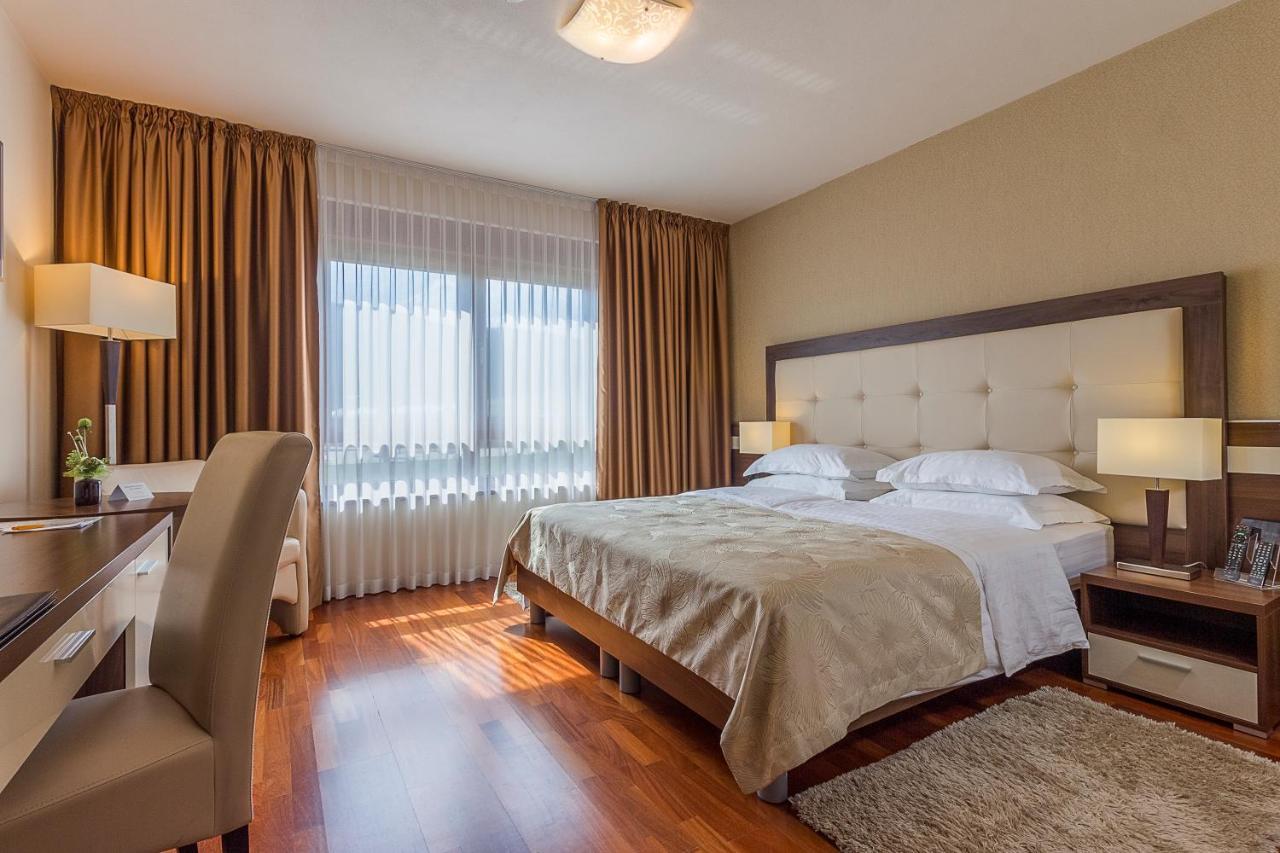 Hotel Degenija Селище Дрезницко Екстериор снимка
